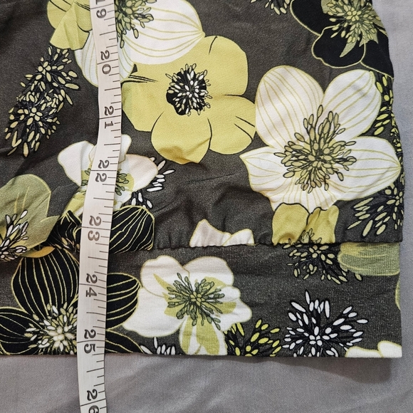 Relaxed Floral Blouse in Green and White - Picture 7 of 8